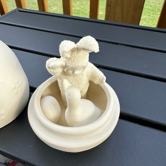 Vintage Porcelain Bisque Egg with bunny - Picture 3 of 7